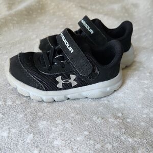 Under Armour Black and White Sneakers with Velcro Closure